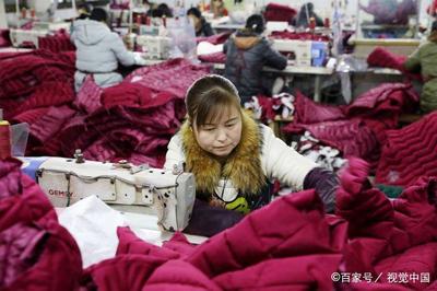 江苏扬州:春节将至,服装厂村民加工忙